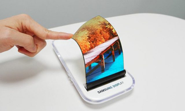 Samsung Foldable Smartphone 640x384