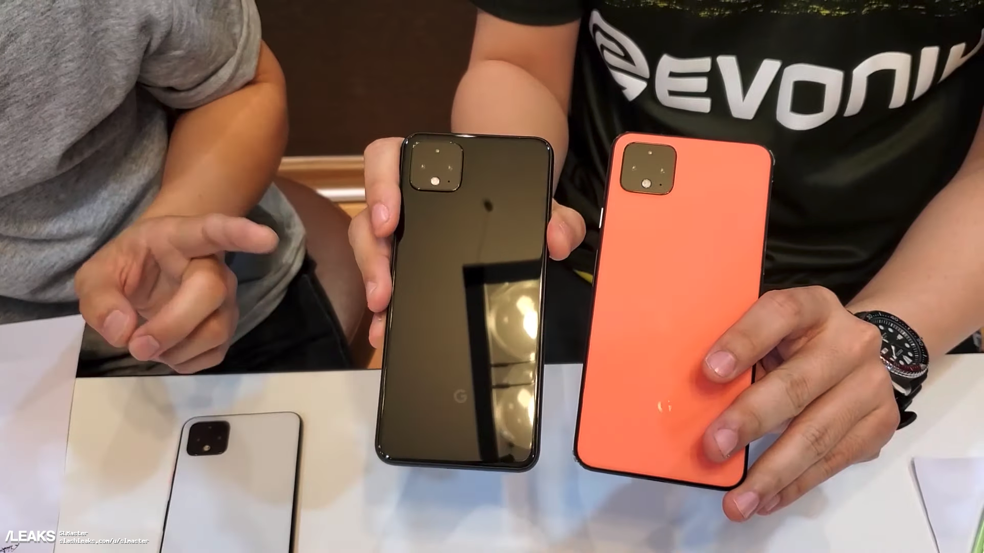 another-pixel-4-hands-on-video-with-the-coral-device-just-leaked-11 (1).png