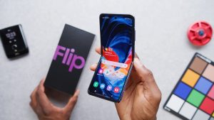 Samsung-Galaxy-Z-Flip-Unboxing-Its-Growing-on-Me