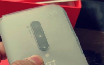 OnePlus 8 Pro fastnar på bild
