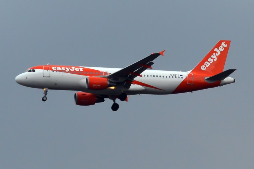 Easyjet, G Eztd, Airbus A320 214 (26527095060).jpg