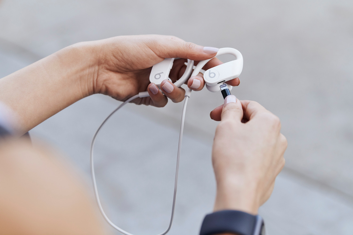 Lifestyle Powerbeats White 00909 R2.jpg