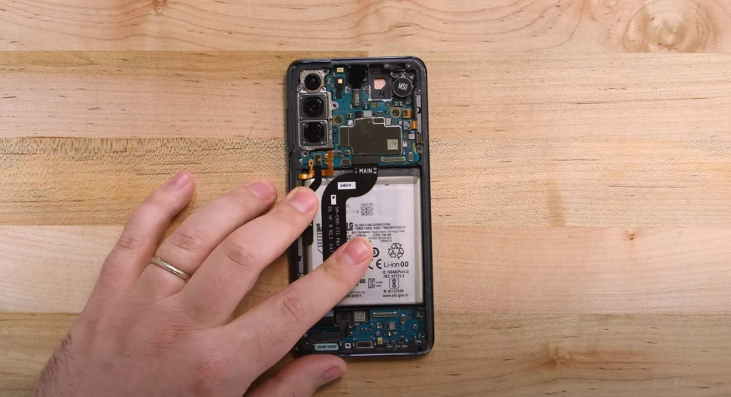 IFIXIT plockar isär Samsung Galaxy S21