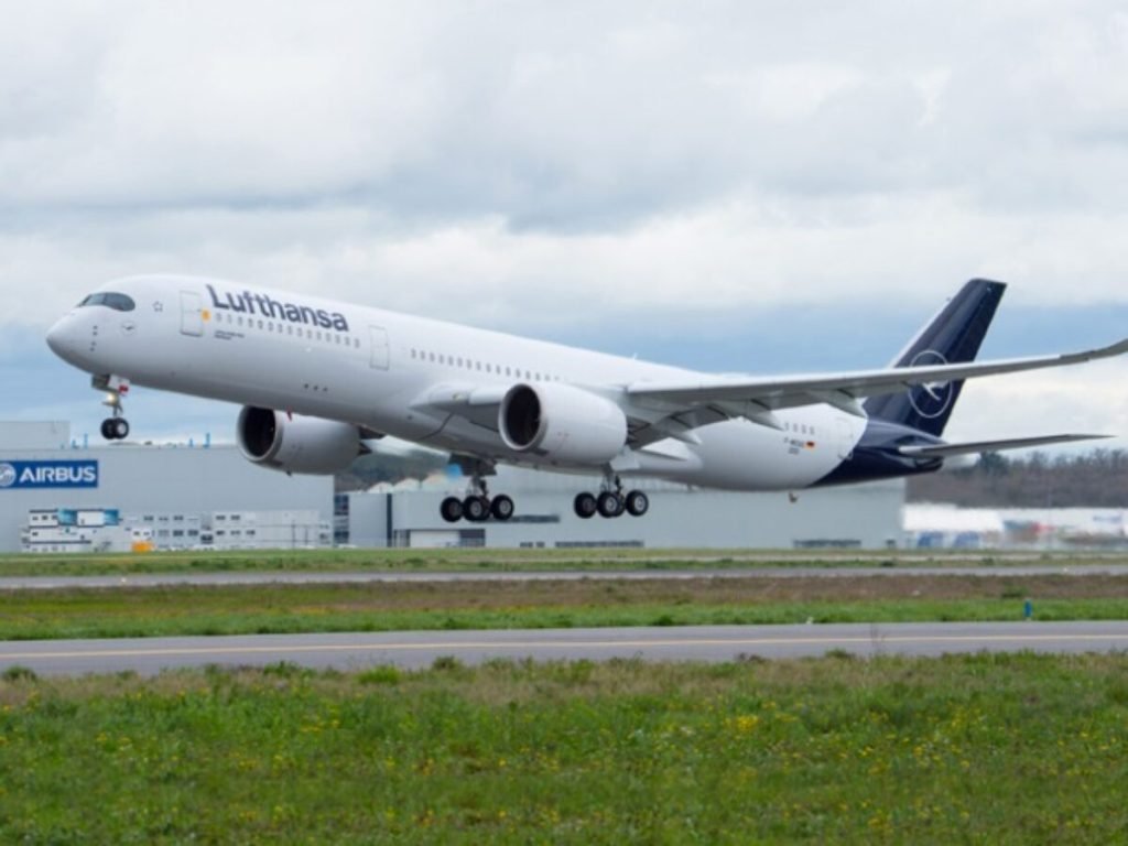 Lufthansa Receives 10th Airbus A350 900 1200x900.jpg