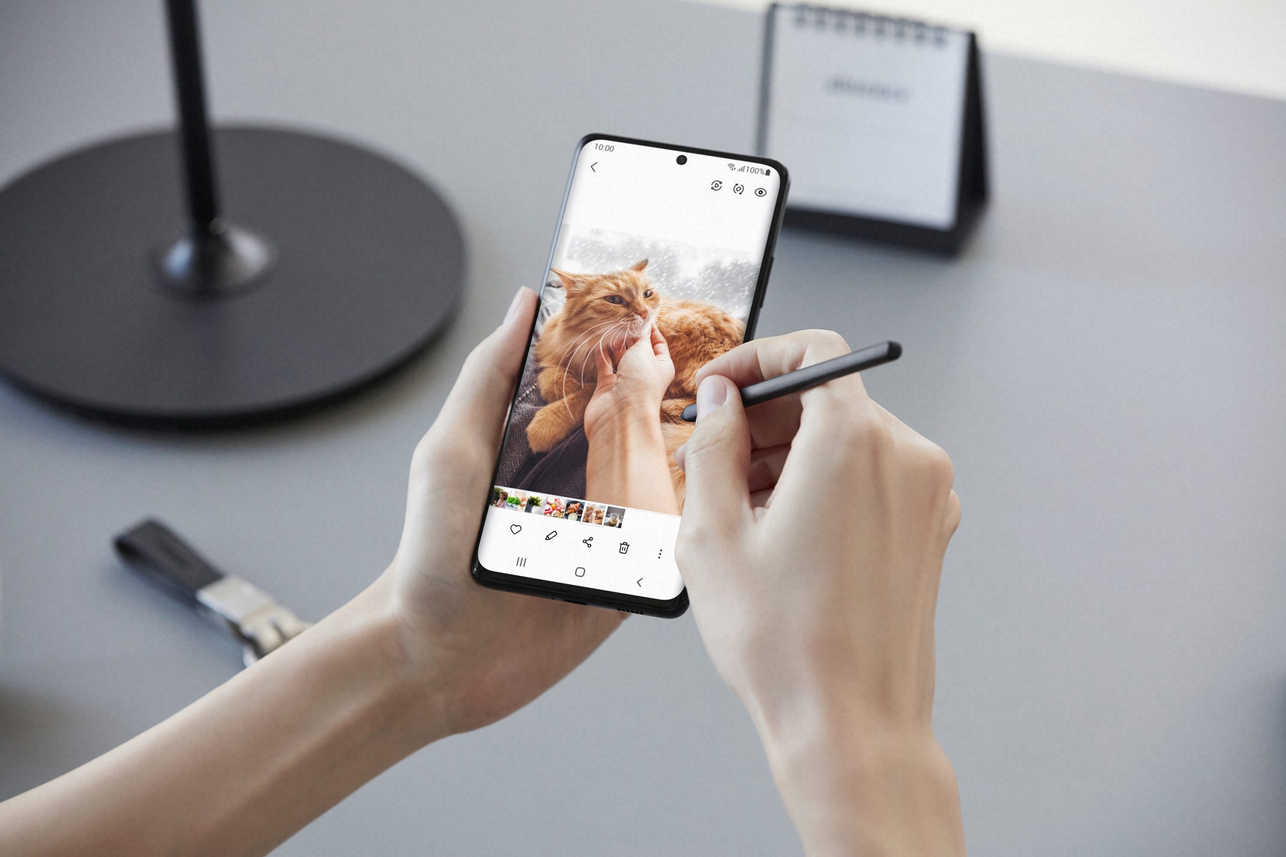 Galaxy_S21_ultra_handson_spen.jpg