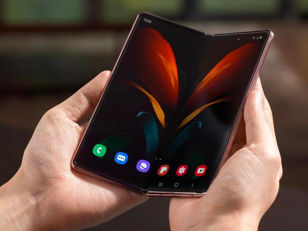 Samsung galaxy z fold 2 in hand press image thumb1200 4 3.jpg