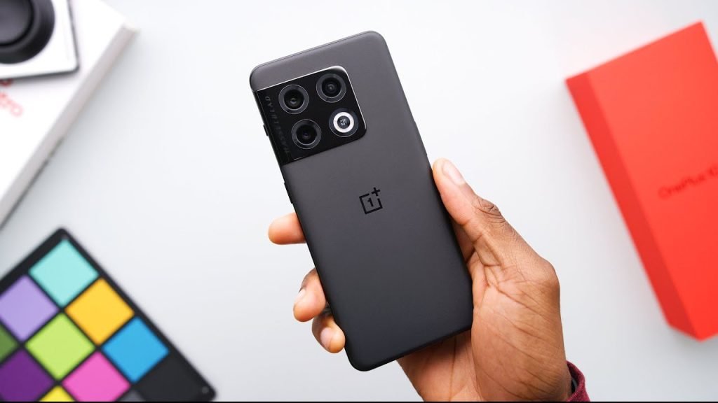 MKBHD kollar in OnePlus 10 Pro