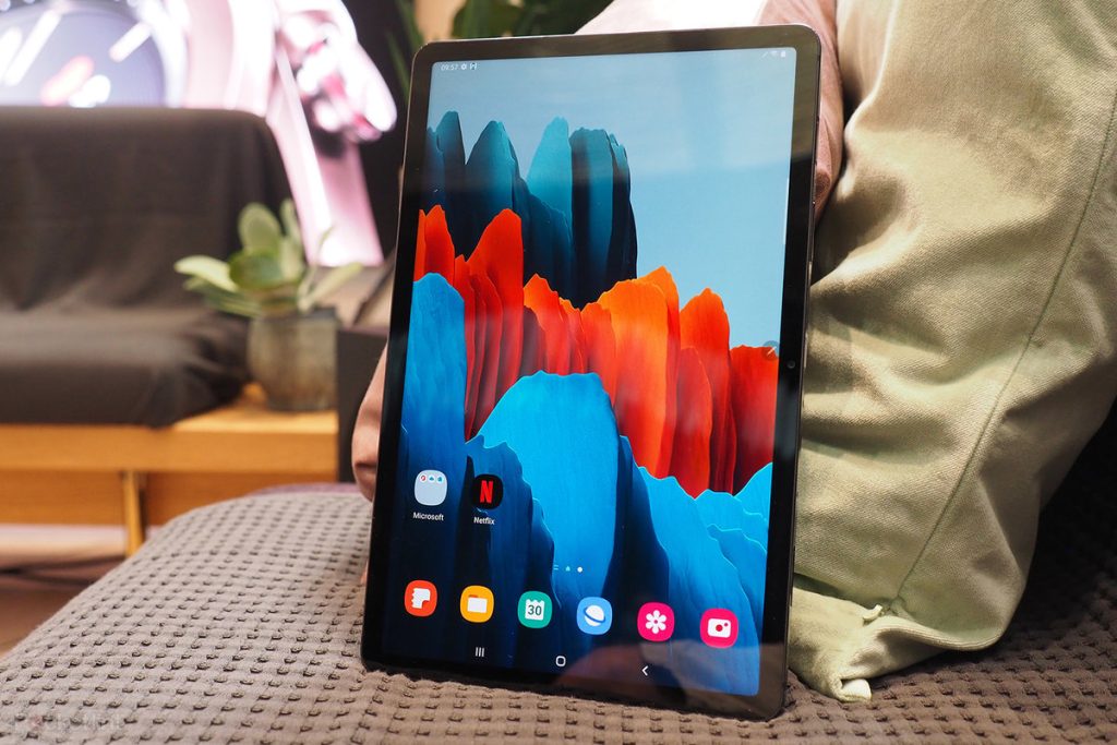 153208 tablets news vs samsung galaxy tab s7 vs s7 plus image1 8a9hk7bioj