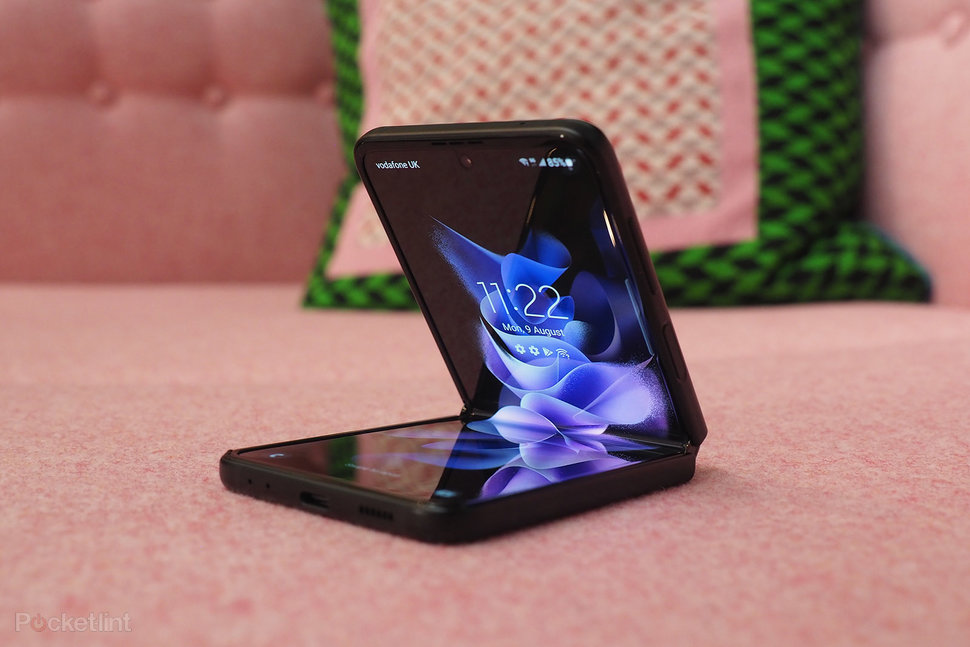 157975-phones-review-hands-on-samsung-galaxy-flip-3-review-image1-qgcb9vrlxi
