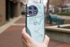 oneplus-11-green-in-hand-2