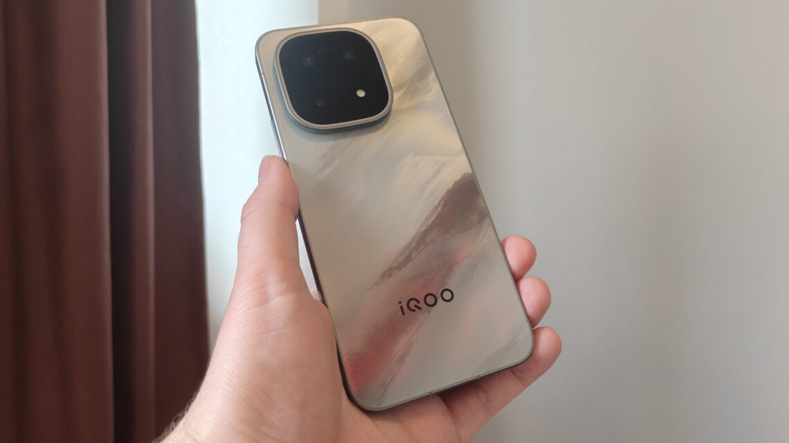 iQOO 15 släpps globalt