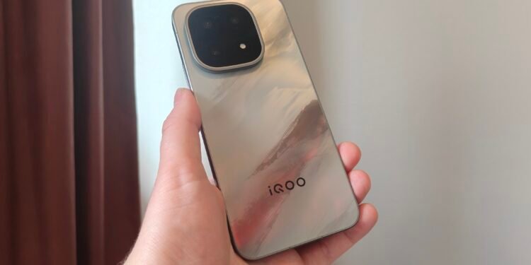 iQOO 15 släpps globalt