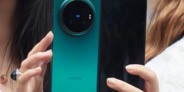 Bild visar att Vivo X Fold 6 kommer påminna mycket om Find N6